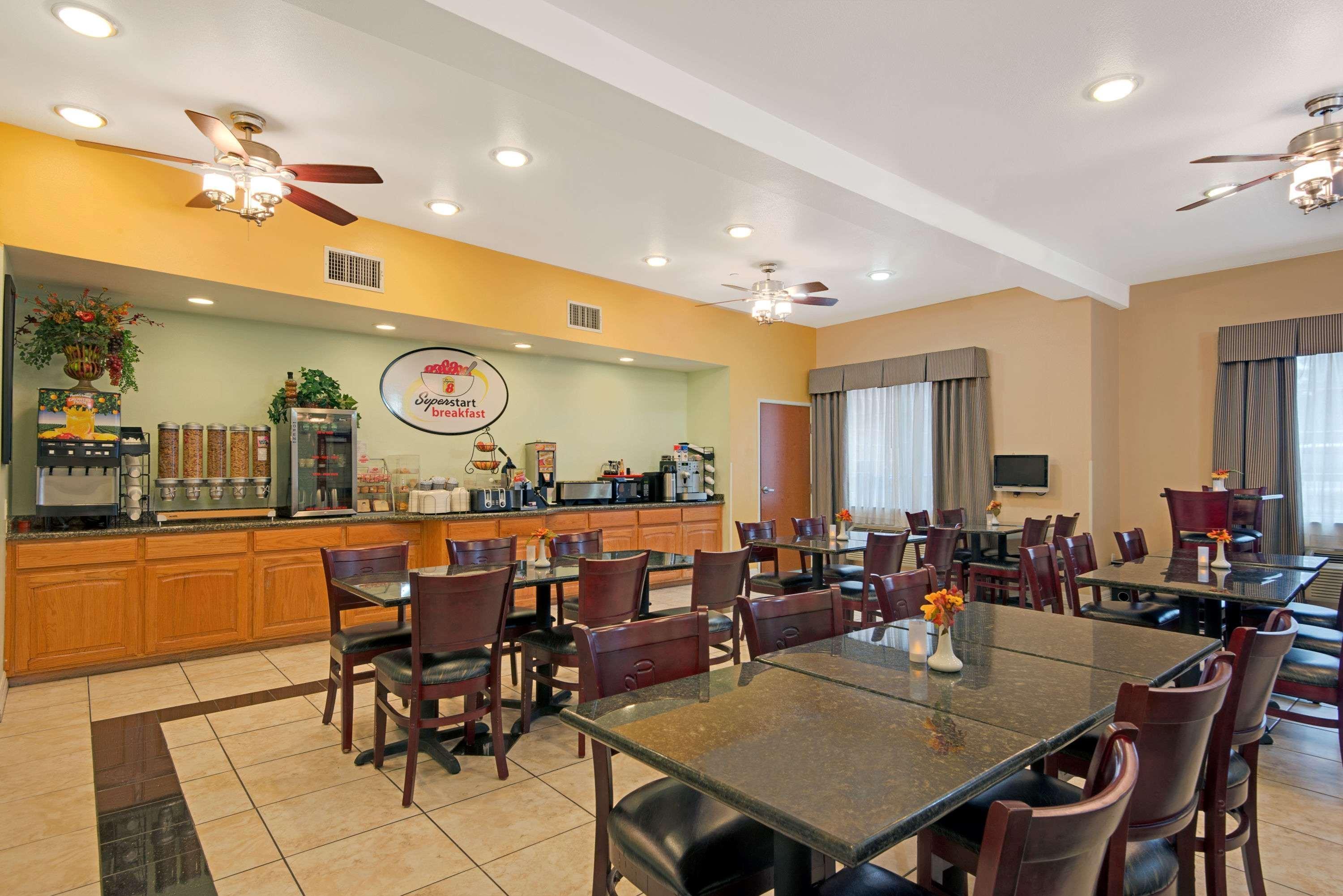 Super 8 By Wyndham Austin/Airport North Hotel Bagian luar foto