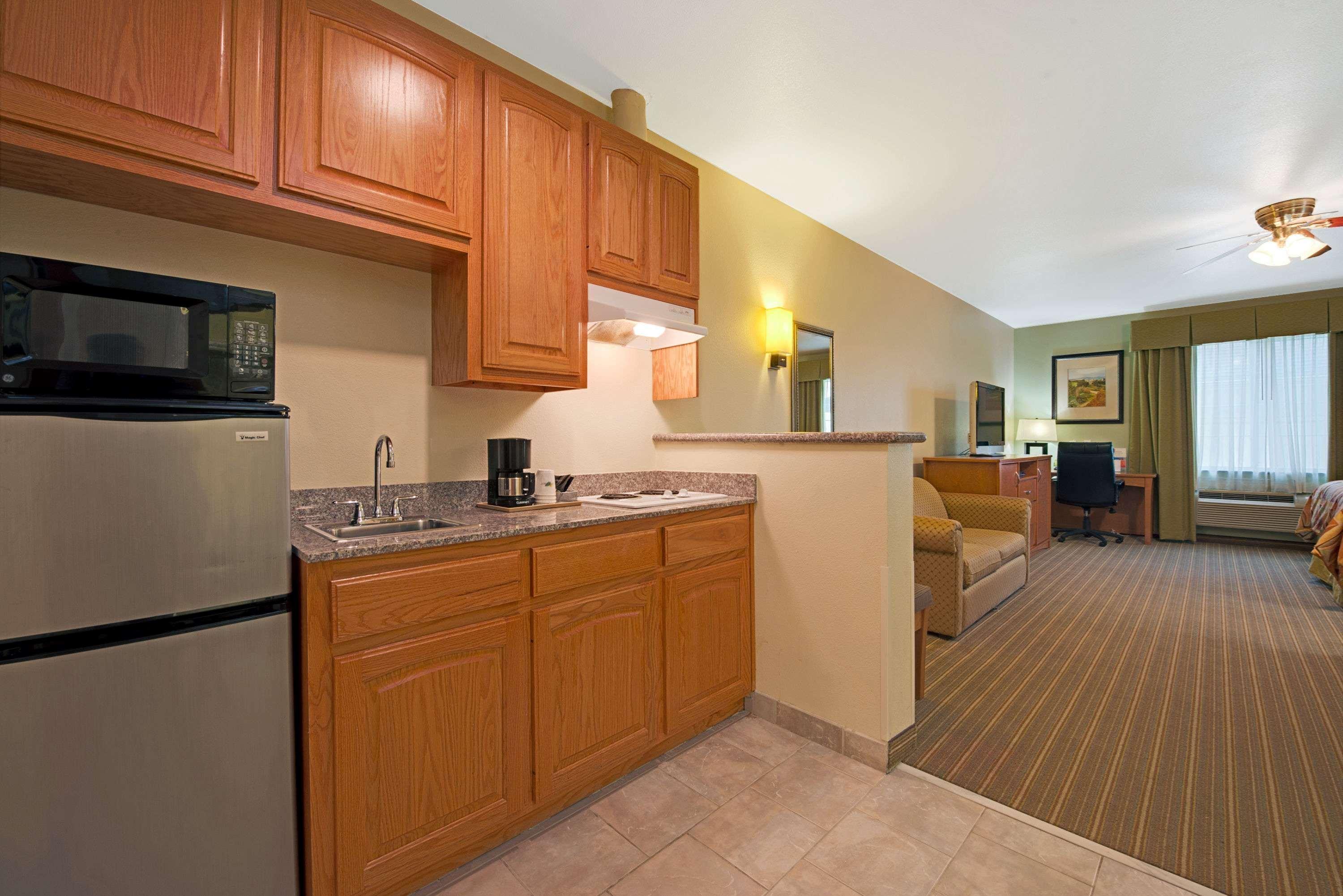 Super 8 By Wyndham Austin/Airport North Hotel Bagian luar foto