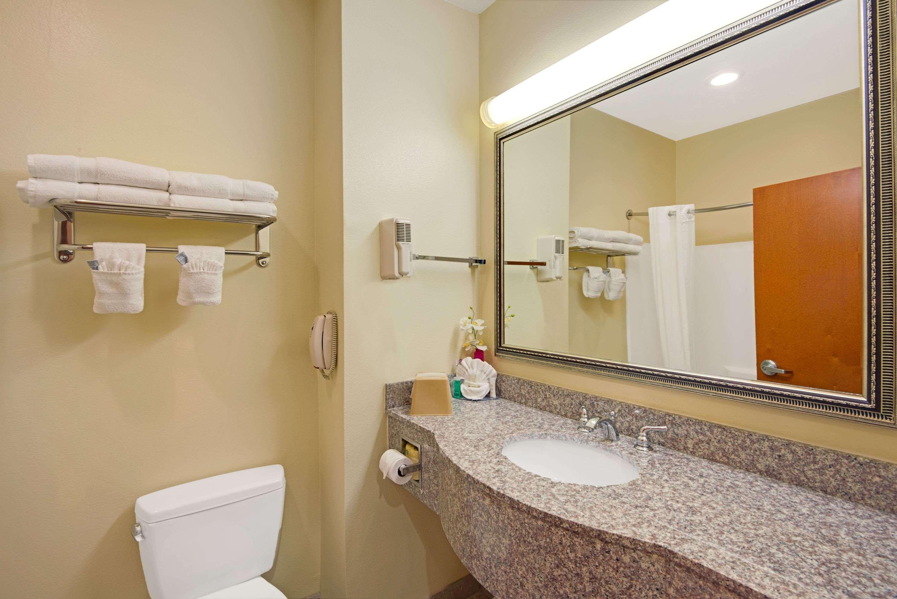 Super 8 By Wyndham Austin/Airport North Hotel Bagian luar foto