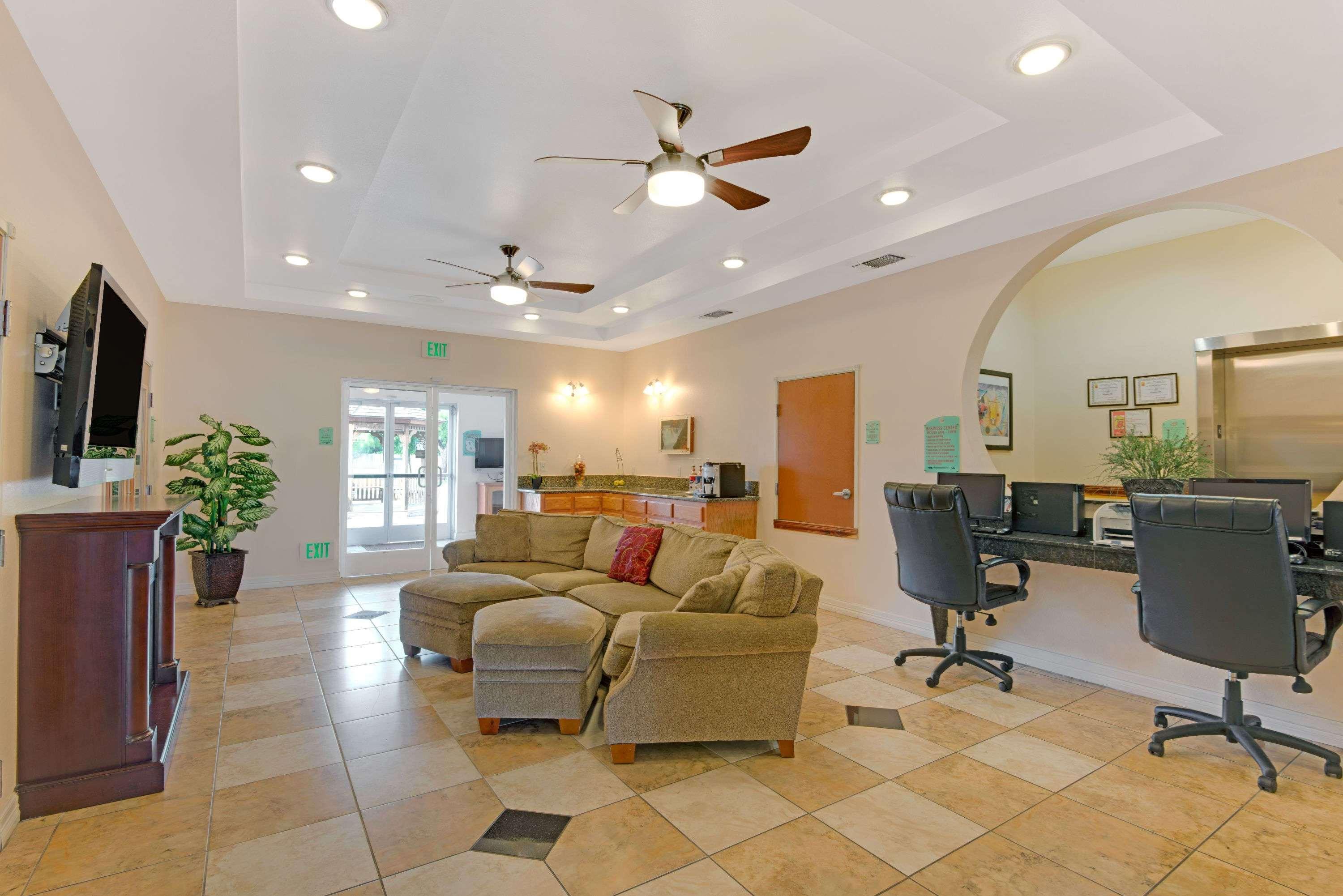 Super 8 By Wyndham Austin/Airport North Hotel Bagian luar foto
