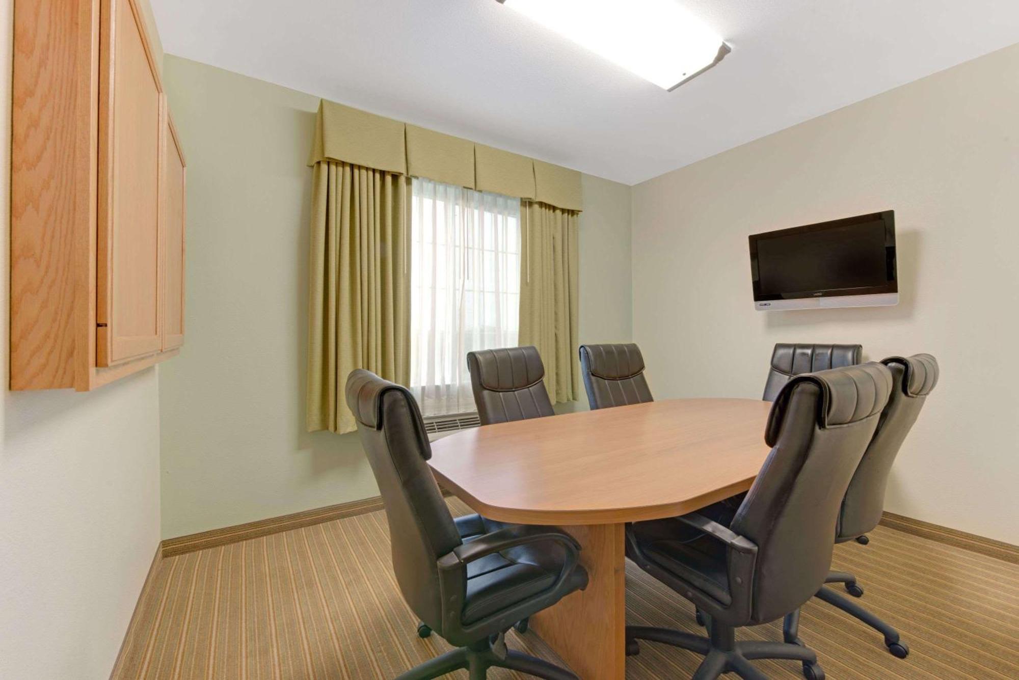 Super 8 By Wyndham Austin/Airport North Hotel Bagian luar foto
