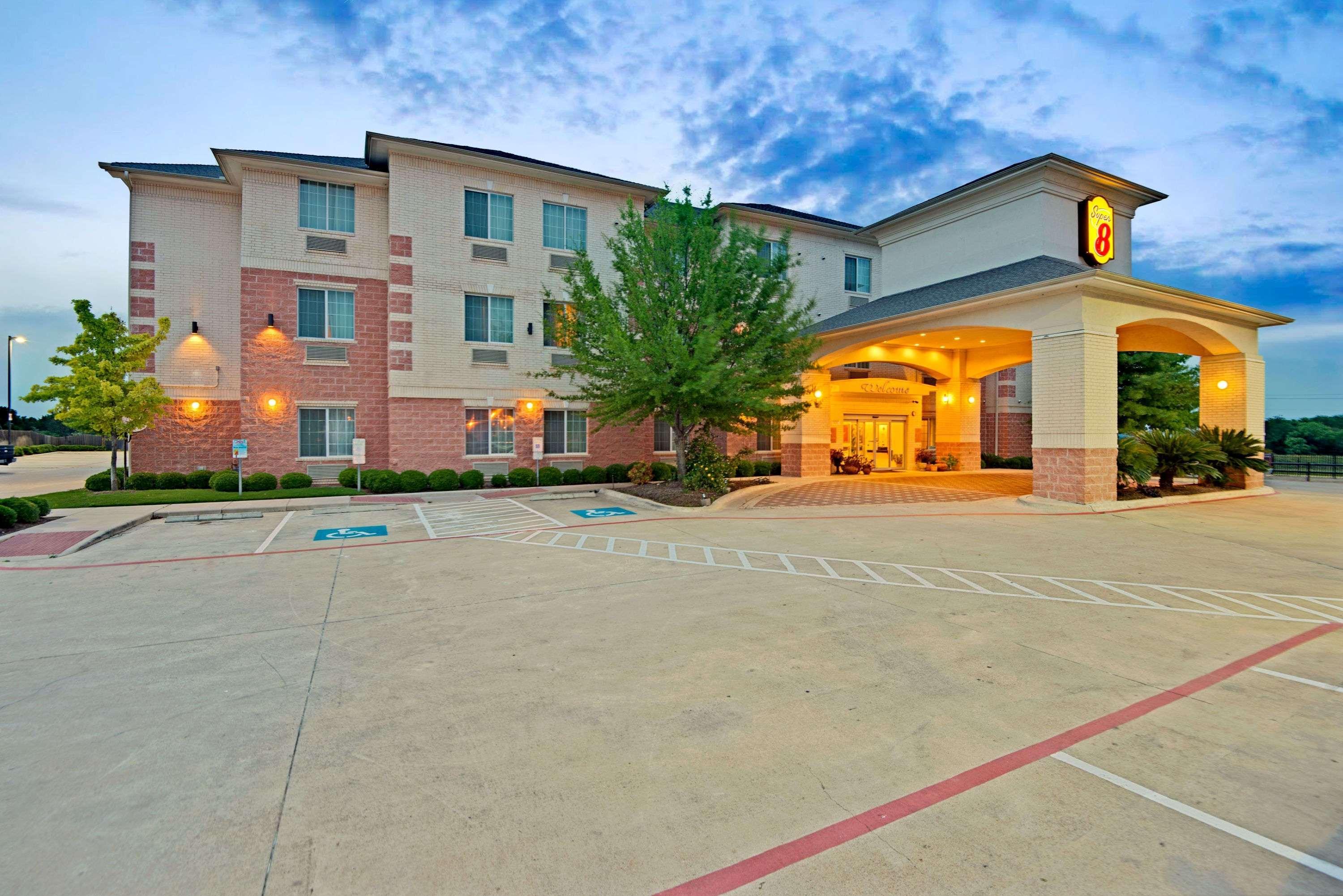 Super 8 By Wyndham Austin/Airport North Hotel Bagian luar foto