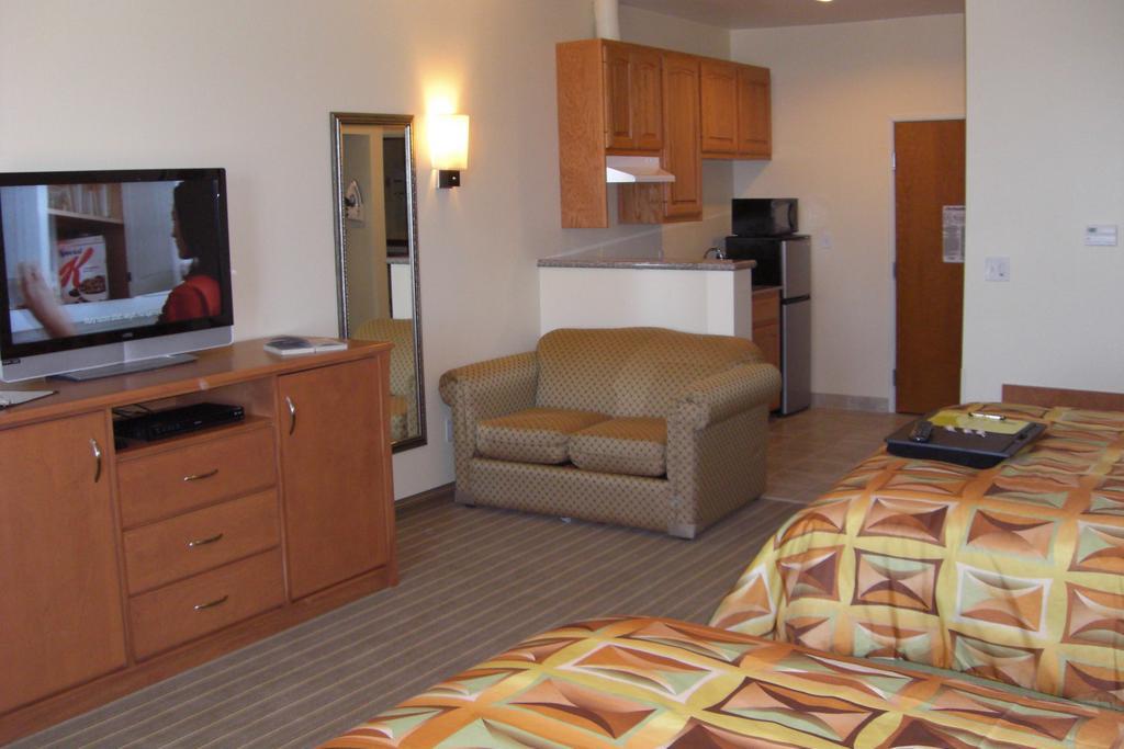 Super 8 By Wyndham Austin/Airport North Hotel Bagian luar foto