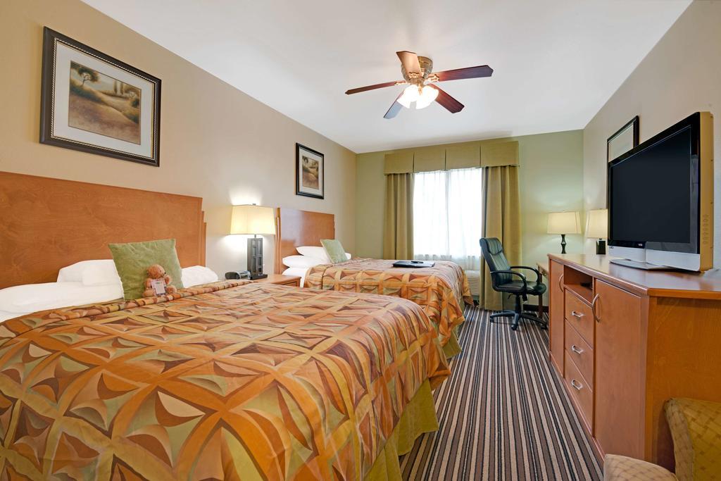Super 8 By Wyndham Austin/Airport North Hotel Bagian luar foto