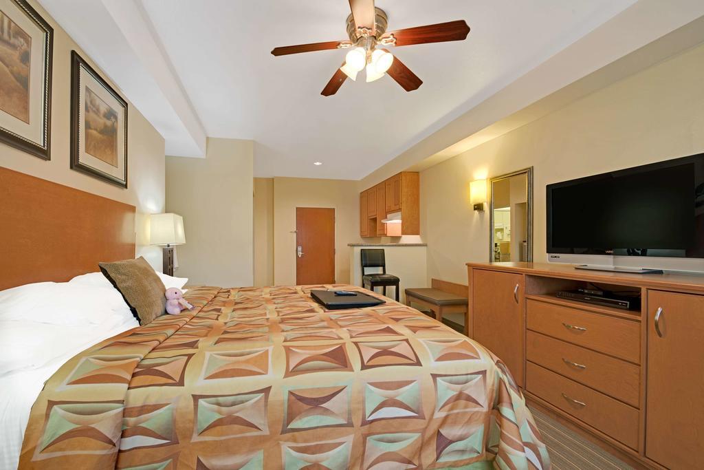 Super 8 By Wyndham Austin/Airport North Hotel Bagian luar foto